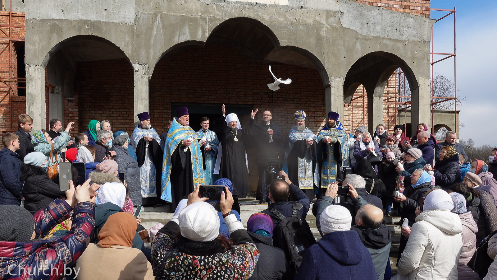Патриарший экзарх всея Беларуси совершил освящение закладного камня в основание храма Благовещения Пресвятой Богородицы в Минске