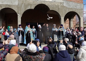 Патриарший экзарх всея Беларуси совершил освящение закладного камня в основание храма Благовещения Пресвятой Богородицы в Минске